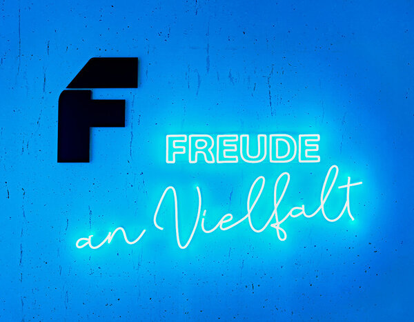 MARKENAUFTRITT MIT FREUDE AUFGEFRISCHT